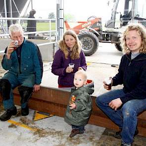 Pieter (rechts), vader Henk (links) vriendin Danielle en zoontje Bern zien tevreden terug op de verhuizing.