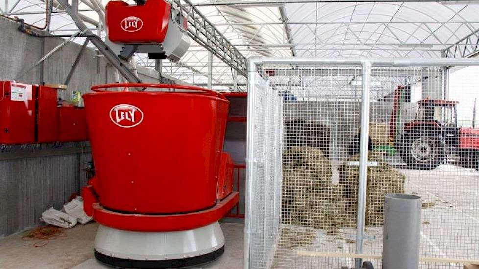 Ook het automatisch voersysteem van Lely maakt zijn eerste rondjes.