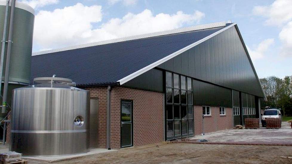 Van Tilburg heeft de melktank aan de buiten de stal staan; daarmee bespaar je ruimte en het scheelt bouwkosten. Met een rechtopstaande melktank heb je nog sneller een flinke laag melk in de tank zodat je snel kunt gaan koelen. Van Tilburg is niet alleen g