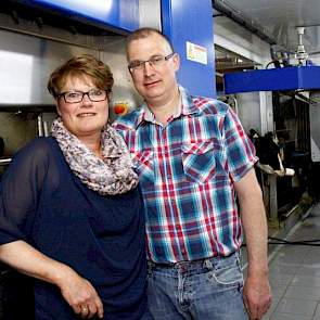 Roelof en Liesbeth Wolbers uit Elp bij Beilen hebben vorig jaar de stal gerenoveerd met de koeien er nog in. „Dat was niet makkelijk, maar we hebben bewezen dat het kan.”