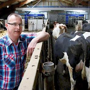 De nieuwe inrichting bevalt Roelof Wolbers ontzettend goed. „In de 2x6 was ik per keer 2,5 tot 3 uur aan het melken. Met de robots ben je veel flexibeler in je dagindeling.” Open dag op vrijdag 23 mei van 10.00 tot 16.00 uur. Adres: Schapendrift 8 in Elp.