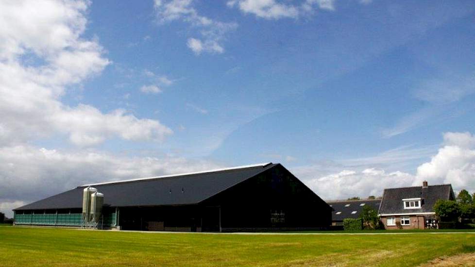 Het bedrijf van de familie Blauw in Eursinge bij Westerbork. Zij namen in november deze nieuwe stal in gebruik.