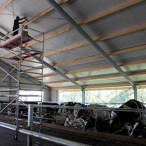 Voor de open dag, 6 juni, gaan de handen nog flink uit de mouwen voor de afwerking. Zo worden hier de laatste lampen nog opgehangen.