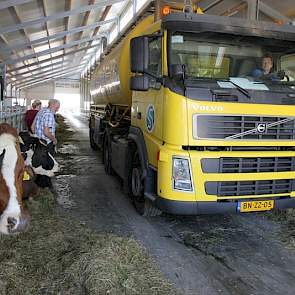 Dat het bouwblok smal is, blijkt ook wel uit dit tafereel. Ruimte voor een weg naast de stal is er niet, dus al het vervoer gaat dóór de stal. Het bouwblok ligt ingeklemd tussen links de buurman, en rechts overheidsgrond.