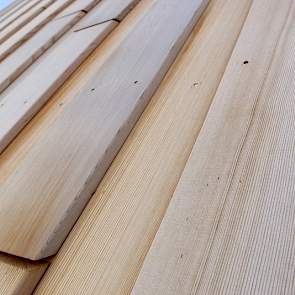 Twee man is twee maanden bezig geweest met het vastnagelen van de western red cederhouten planken. De planken zijn aan de uiteinden zo gezaagd dat het regenwater er niet in blijft staan, de nagels zijn van roestvrijstaal zodat er geen roestuitloop op de p