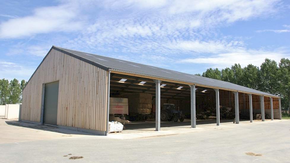 Er is een aparte afdeling gebouwd voor machines en opslag van hout voor de houtkachel. Hier wordt het woonhuis mee verwarmd.