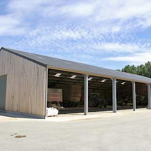 Er is een aparte afdeling gebouwd voor machines en opslag van hout voor de houtkachel. Hier wordt het woonhuis mee verwarmd.