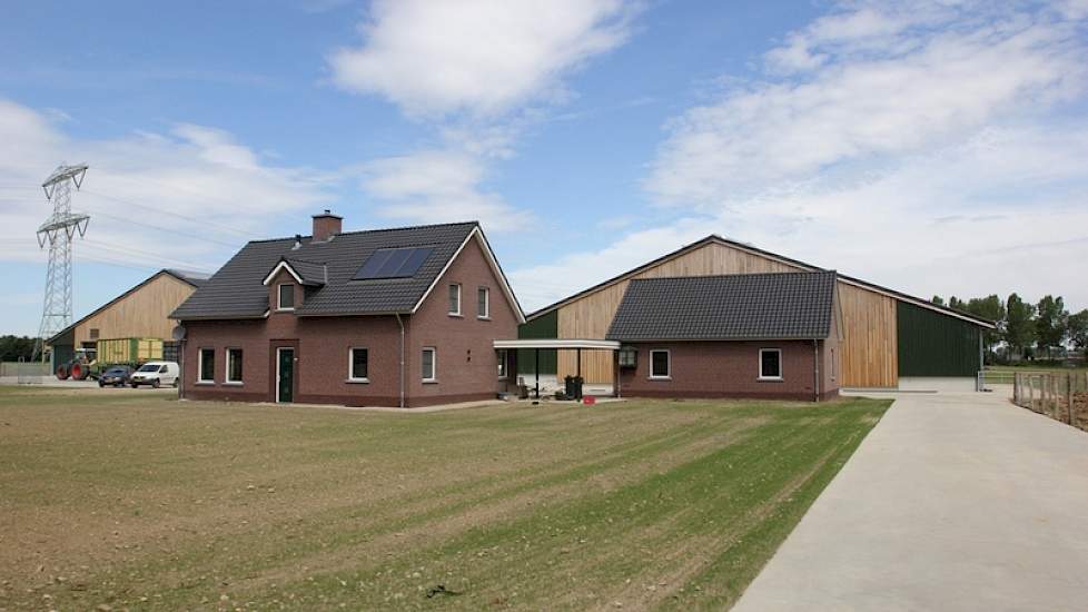 Het oude bedrijf van de familie Fuchs in Papenhoven lag twee kilometer verderop in de uiterwaarden van de Maas. Door verbreding van de rivier(hoog-wateropvang) moesten ze daar weg. Op deze locatie was nog niets en hebben ze hun nieuwe melkveebedrijf en wo