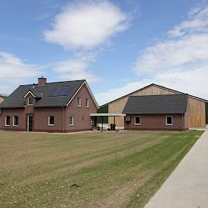 Het oude bedrijf van de familie Fuchs in Papenhoven lag twee kilometer verderop in de uiterwaarden van de Maas. Door verbreding van de rivier(hoog-wateropvang) moesten ze daar weg. Op deze locatie was nog niets en hebben ze hun nieuwe melkveebedrijf en wo