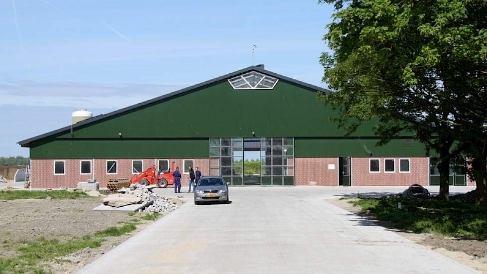 Vanaf december boeren Piet en zoon Daan Kohne in de nieuwe stal op een voor hen nieuwe locatie. Omdat Piets broer Joop ook een opvolger heeft, hebben de broers en hun zoons besloten op twee locaties verder te boeren. De integraal duurzame ligboxenstal met