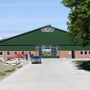 Vanaf december boeren Piet en zoon Daan Kohne in de nieuwe stal op een voor hen nieuwe locatie. Omdat Piets broer Joop ook een opvolger heeft, hebben de broers en hun zoons besloten op twee locaties verder te boeren. De integraal duurzame ligboxenstal met