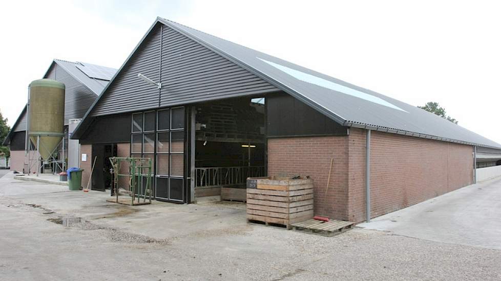 Dit was eerder alleen een melkgebouw. De feedwall had langer gekund, maar de bedoeling is dat hier op termijn een nieuwe melkstal komt.