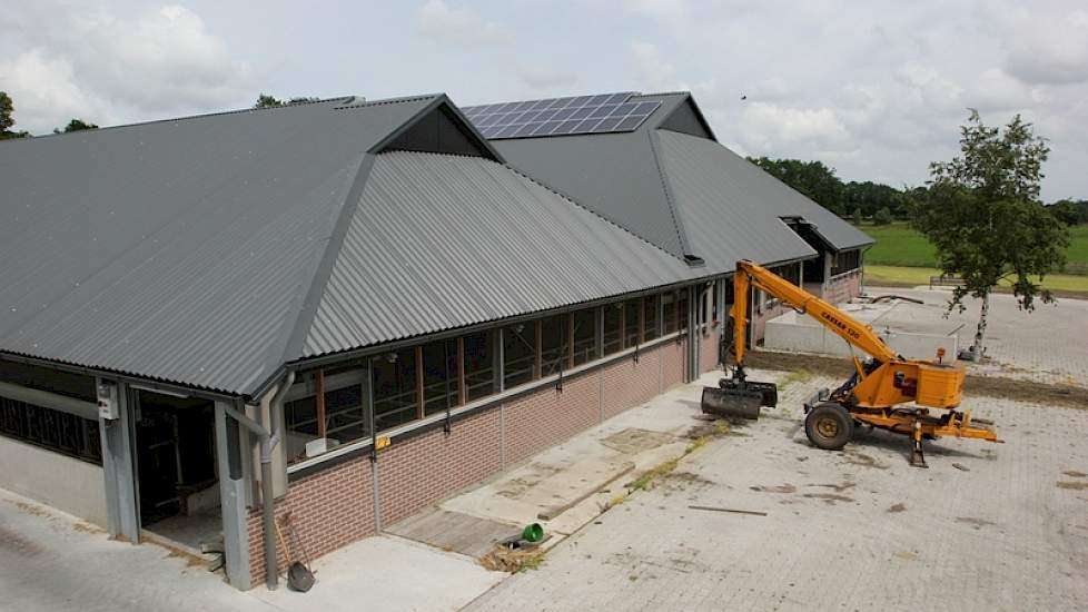 Aan één zijde (links) is de 20 meter lange feedwall geplaatst, waarbij de koeien aan de buitenkant van de stal gevoerd worden. Daarnaast wordt er ook nog met een voergang gewerkt