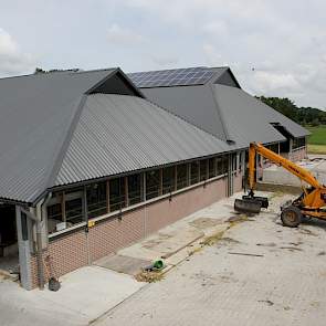 Aan één zijde (links) is de 20 meter lange feedwall geplaatst, waarbij de koeien aan de buitenkant van de stal gevoerd worden. Daarnaast wordt er ook nog met een voergang gewerkt