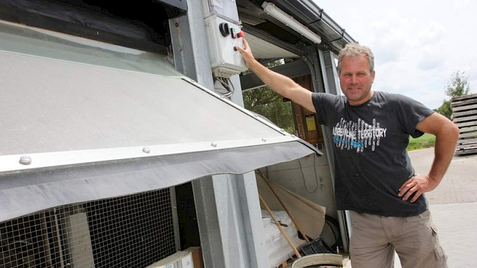 Willem demonstreert de klep van de feedwall. De klep kan bijna 180 graden draaien.