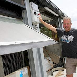 Willem demonstreert de klep van de feedwall. De klep kan bijna 180 graden draaien.