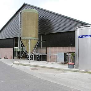 De voorkant is wel recht. Deze stijl, met aan één zijde een zadeldak, is gebruikelijk in de regio. Rechts de nieuwe 16.000 liter melktank.