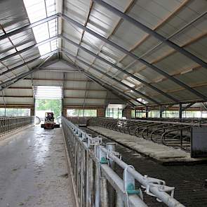 Vanwege de oude maatvoering is de voergang relatief smal. Doordat de voermengwagen tweezijdig kan lossen, wordt dit niet als probleem ervaren.