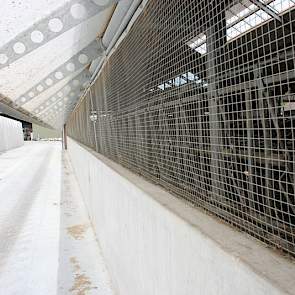 Dit is de ventilatie-stand. De klep draait niet helemaal horizontaal zodat het regenwater niet naar binnen kan lopen.