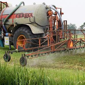 De ontwikkeling van de triplespray is een initiatief van de NMV. Bij dit systeem wordt er zowel voor als na de bemesting water verneveld. Eerst wordt het gras nat gemaakt zodat de mest makkelijker afspoelt van de plant naar de bodem.