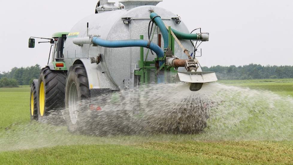 The Green duo in actie. Bij het systeem van melkveehouder Klaas Wolters uit het Groningse Winsum wordt de mest verdund in een verhouding 1 mest en 4 water.