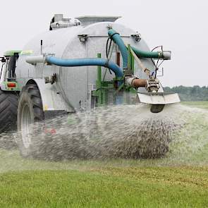 The Green duo in actie. Bij het systeem van melkveehouder Klaas Wolters uit het Groningse Winsum wordt de mest verdund in een verhouding 1 mest en 4 water.