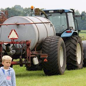 Naast de nieuwe ontwikkelingen met toediening van water, is er ook een strook bemest met de 'ouderwetse' ketsplaat.