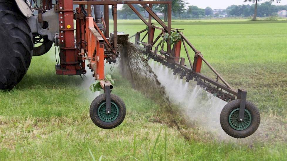 Het sproeien van water over de mest moet het vervluchten van ammoniak beperken. De wieltjes zorgen voor de balans van de sproeiboom. Deze bemester verbruikt volgens NMV duidelijk minder water dan The Green duo.