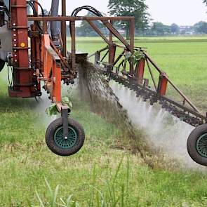 Het sproeien van water over de mest moet het vervluchten van ammoniak beperken. De wieltjes zorgen voor de balans van de sproeiboom. Deze bemester verbruikt volgens NMV duidelijk minder water dan The Green duo.