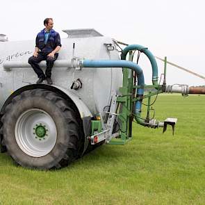 De tank bestaat uit twee compartimenten: één van 4,5 kuub voor het water en één van 10 kuub voor de drijfmest.