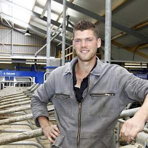 Vincent zichtbaar trots op de nieuwe stal. De familie nodigt belangstellenden uit voor de open dag op zaterdag 5 juli van 10:00 tot 16:00.