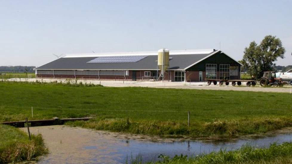 Zicht op de nieuwe 3+0 rijige stal vanaf de weg. Volgens Vincent Smit had de oude stal van 1972 met krappe maatvoering de beste tijd gehad.