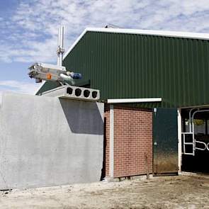 De mestscheider aan de achterkant van de stal. De dikke fractie wordt niet gebruikt als boxbedekking. Volgens Smit is de dikke fractie makkelijker af te zetten bij akkerbouwers in de omgeving.