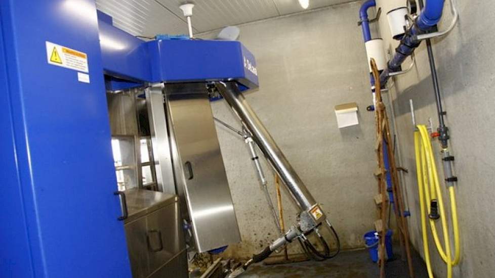 Er is gekozen voor robots van Delaval in spiegelopstelling. In de oude stal werd er gemolken in een 2x4 visgraat melkstal.