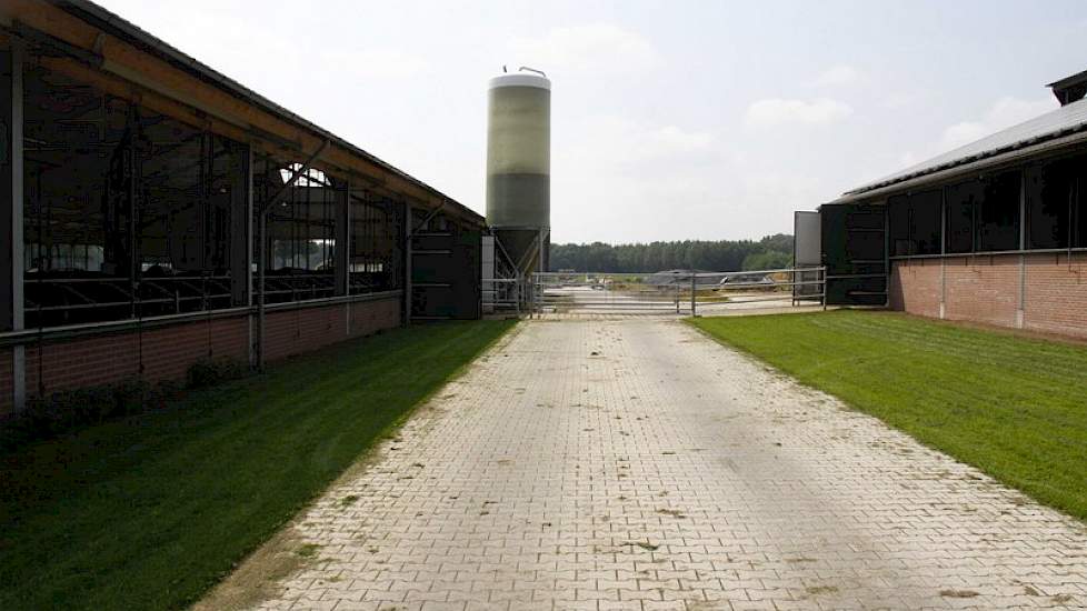 De oude stal is door middel van een oversteek verbonden met de nieuwe stal.