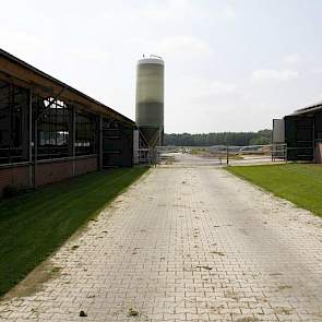 De oude stal is door middel van een oversteek verbonden met de nieuwe stal.