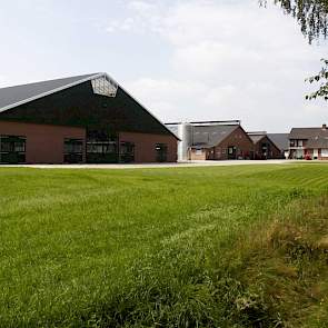 In november 2013 gingen de melkkoeien over vanuit de oude stal naar de nieuwe 3+3 rijige stal.