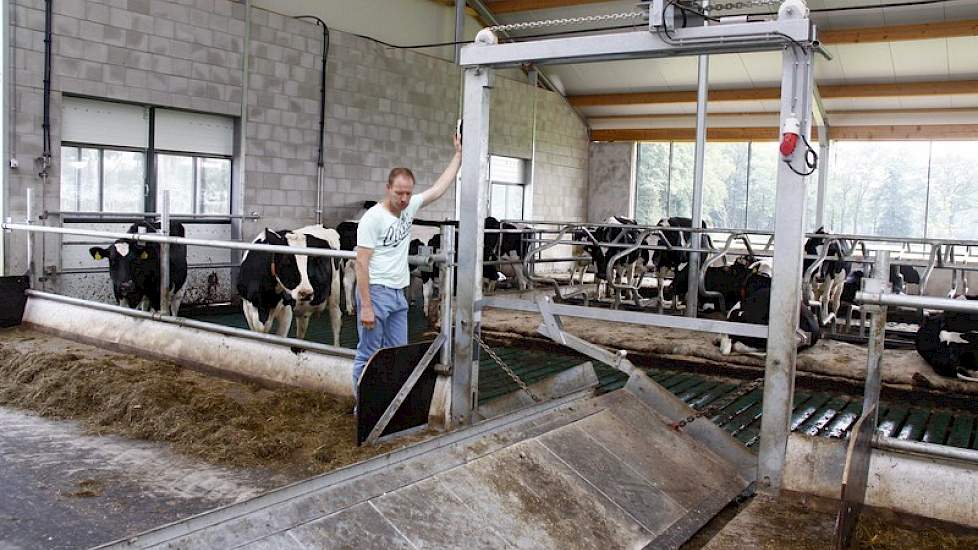 Henk demonstreert de smallere voergangbrug waar de koeien over lopen als ze terug uit de melkstal komen.