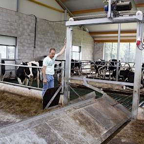 Henk demonstreert de smallere voergangbrug waar de koeien over lopen als ze terug uit de melkstal komen.