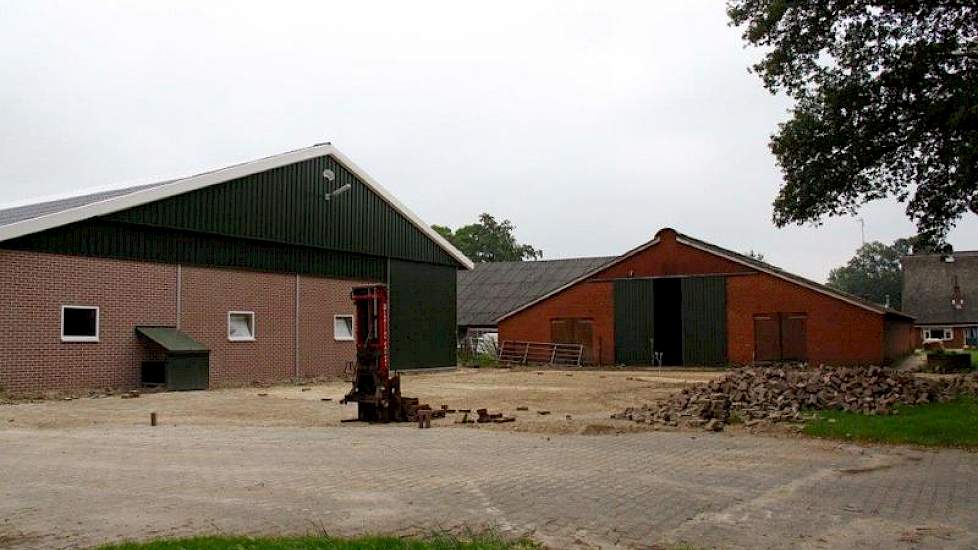 Melkveehouder Gerrit Bomans (45) uit Markelo melkt op dit moment 45 koeien en wil groeien naar 65 koeien. In december verruilde hij zijn oude donkere stal  voor een nieuwe 3+0 rijige stal.