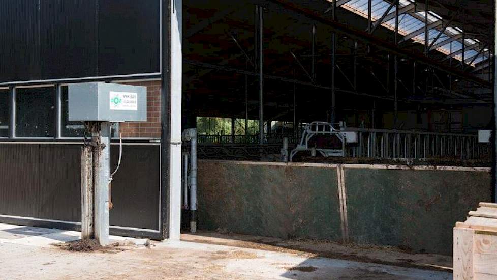 Mestschuiven werken de dikke fractie naar een grup achter de stal, vanwaar het naar de inpandige mestscheider gaat. De dunne fractie die na het produceren van de biobedding overblijft, gaat ook naar het gierbassin.