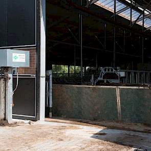 Mestschuiven werken de dikke fractie naar een grup achter de stal, vanwaar het naar de inpandige mestscheider gaat. De dunne fractie die na het produceren van de biobedding overblijft, gaat ook naar het gierbassin.