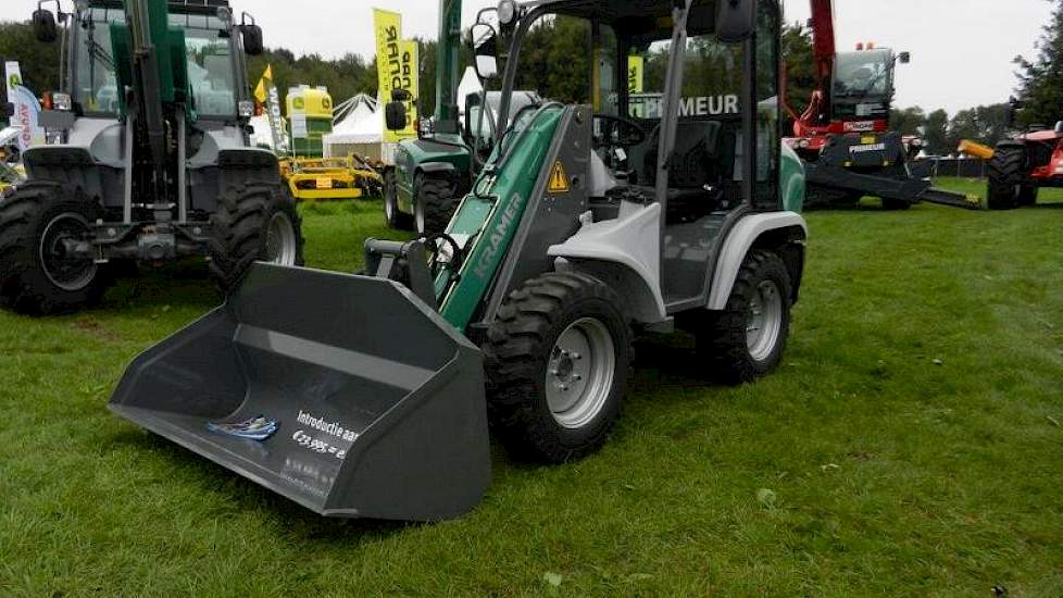 Kramer toont op de ATH voor het eerst de nieuwe wiellader KL 10. Deze compacte machine meet 198 cm hoog, 118 centimeter breed en heeft een hefvermogen van 1100 kilo. De KL 10 is speciaal ontwikkeld voor veehouderijbedrijven.