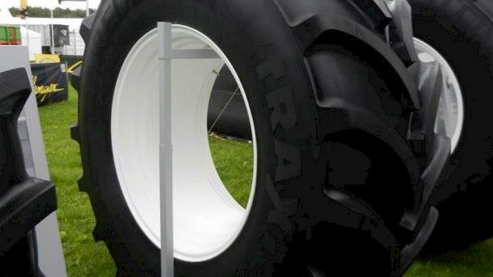 Een trekkerband met een diameter van precies 2 meter bestond nog niet, maar onlangs lanceerde Vredestein de 710/75R38 TraxionXXL voor tractoren vanaf 150 pk. Deze nieuwe 75 serie band heeft een hogere zijkant die meer trekkracht en een hoger draagvermogen