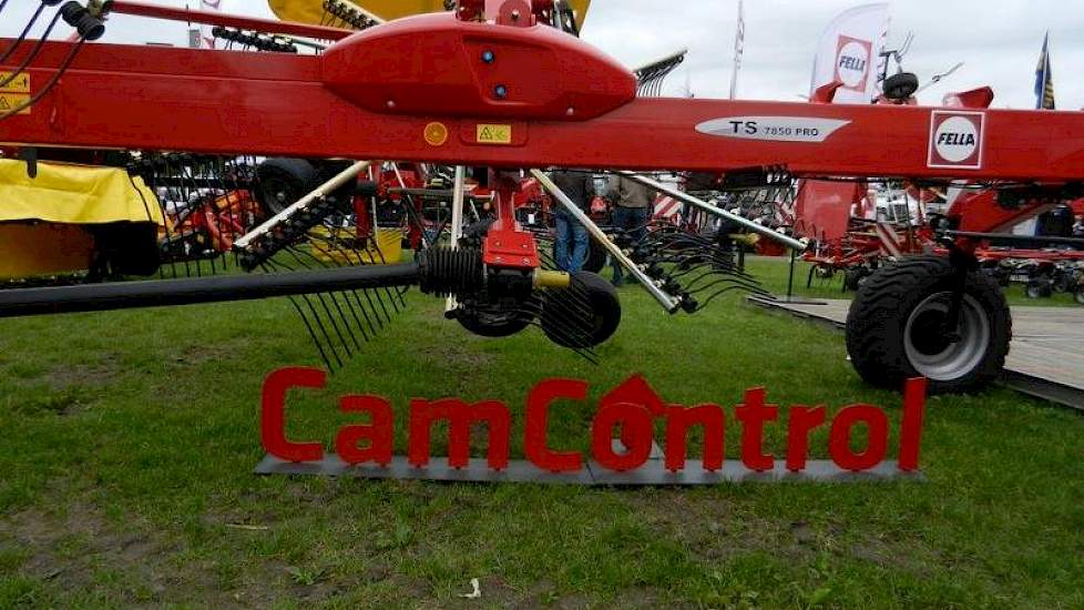 Fella introduceert op de beurs haar nieuwe twee-rotor-zijaflegger TS 7850 met CamControl curvebaanverstelling. De CamControl maakt het mogelijk aan het einde van de akker te keren zonder de al afgelegde zwaden te raken. Hierdoor worden de tanden aan de bi