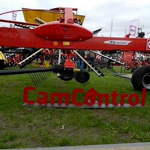 Fella introduceert op de beurs haar nieuwe twee-rotor-zijaflegger TS 7850 met CamControl curvebaanverstelling. De CamControl maakt het mogelijk aan het einde van de akker te keren zonder de al afgelegde zwaden te raken. Hierdoor worden de tanden aan de bi