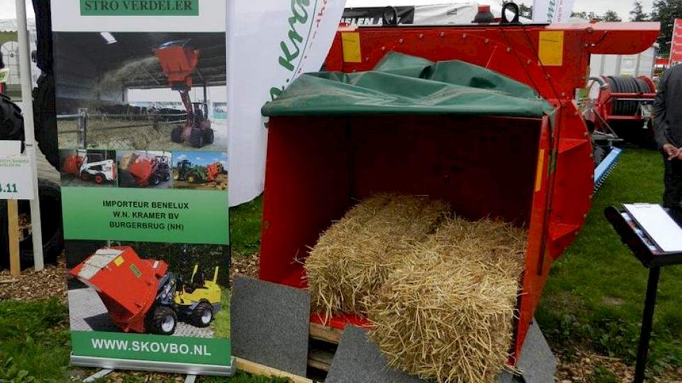 Nieuw in het pakket bij WN Kramer is de Skovbo instrooimachine voor knikladers, shovels en tractoren met voorlader. Met deze machine kan kleine tot grote balen stro worden ingestrooid. De Deense machine is verkrijgbaar met boven of onder uitlaat. Als opti