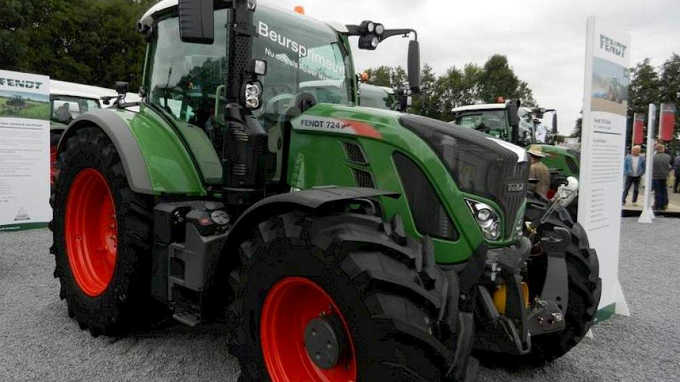 Fendt toont voor het eerst haar nieuwe 300S4, een boerentrekker waarvan details niet nieuw zijn, maar het totaalconcept volgens de fabrikant uniek is voor deze vermogensklasse. Standaard is de trekker voorzien van de volgende de volgende innovaties: Visio