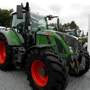 Fendt toont voor het eerst haar nieuwe 300S4, een boerentrekker waarvan details niet nieuw zijn, maar het totaalconcept volgens de fabrikant uniek is voor deze vermogensklasse. Standaard is de trekker voorzien van de volgende de volgende innovaties: Visio