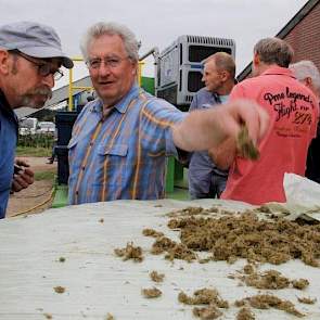 Veehouders beoordelen kritisch de grasvezel in de baal.